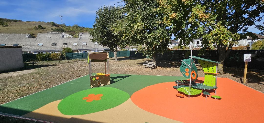 Aire de jeux en sol souple amortissant EPDM avec zones vertes orange et motifs fleurs