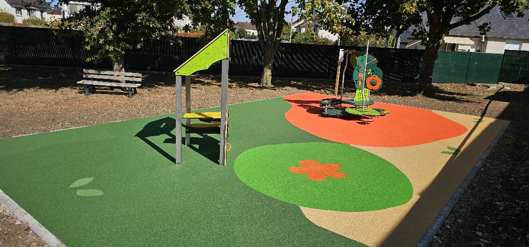 Sol amortissant EPDM vert orange et beige autour d'équipements d'aire de jeux