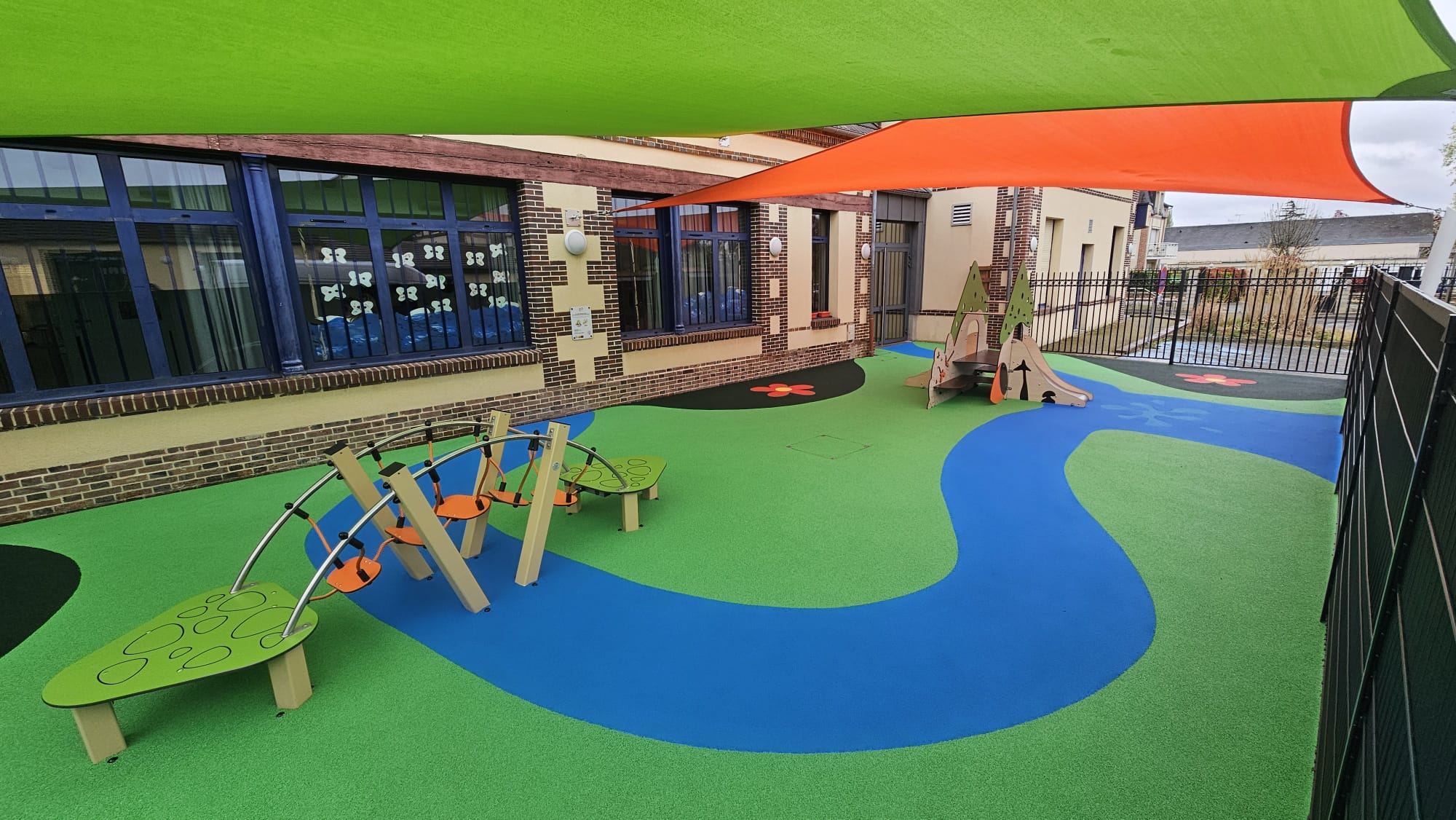 Aire de jeux d'école en sol amortissant EPDM vert et bleu avec motifs floraux