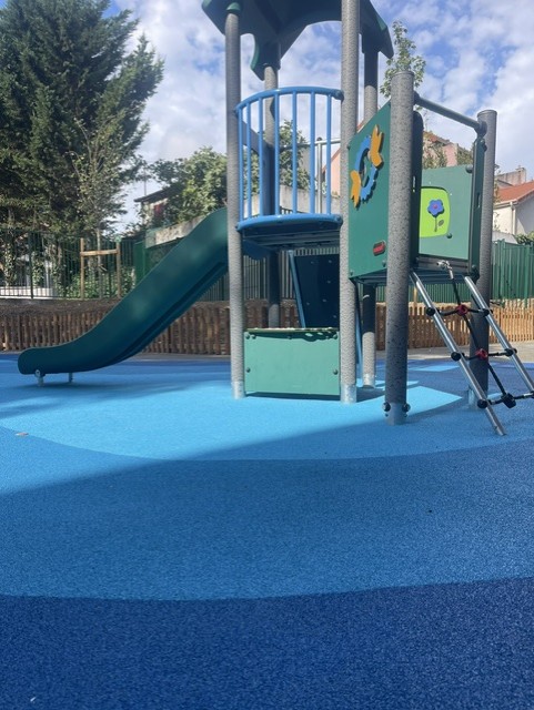 Structure de jeux installée sur un sol amortissant EPDM dans plusieurs nuances de bleu