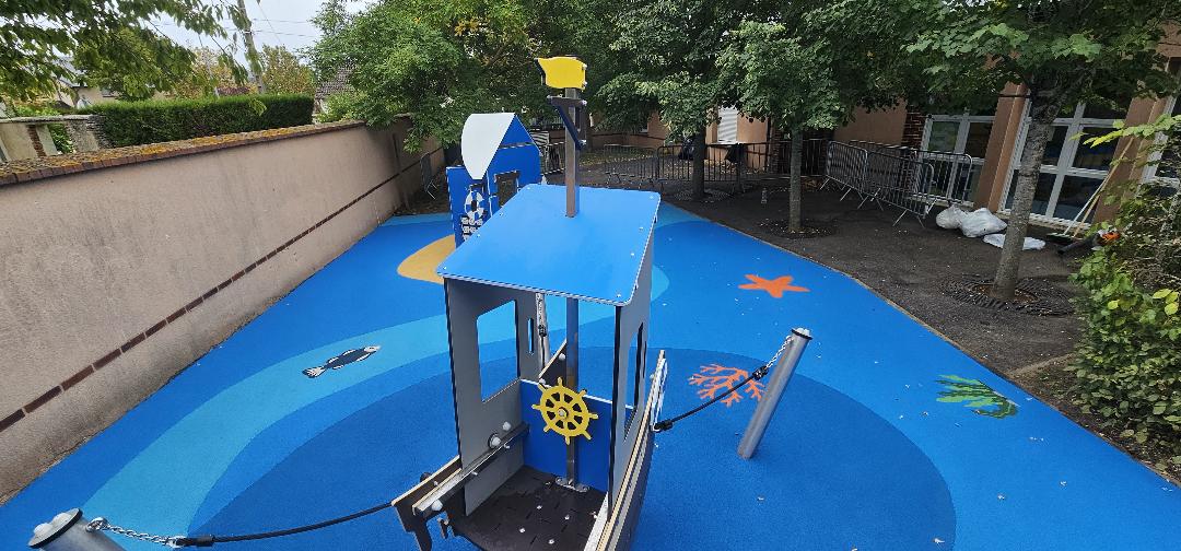 Aire de jeux équipée d'un sol amortissant EPDM vert avec motifs colorés