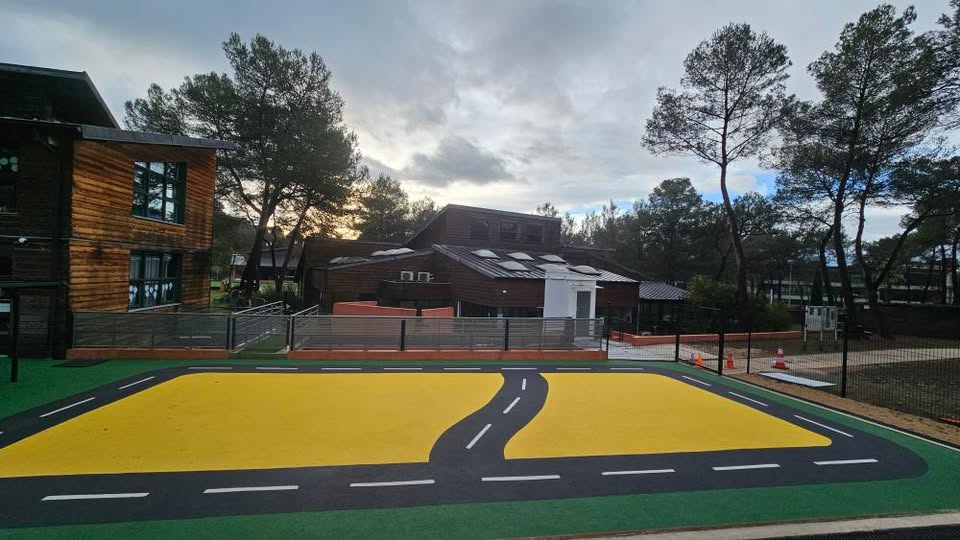 Aménagement d'une cour d'école avec piste ludique et revêtement coloré