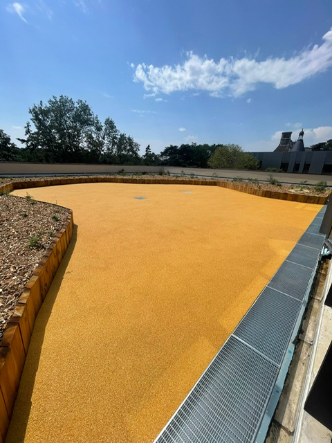 Sol amortissant EPDM ocre réalisé par SECUR & SOL pour un aménagement extérieur